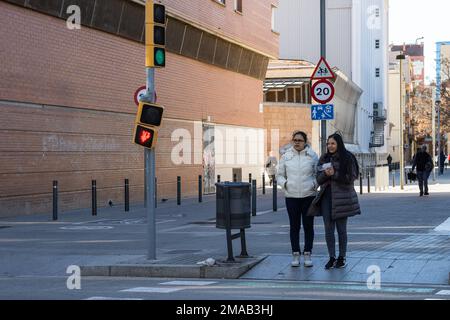 Starker Wind ließ eine Ampel hängen Stockfoto