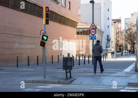 Starker Wind ließ eine Ampel hängen Stockfoto