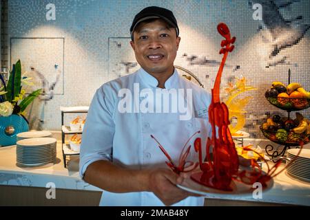 Einer der Köche kocht mit einem köstlichen Zuckerdessert auf dem Expeditionsschiff Greg Mortimer im Svalbard-Archipel im arktischen Norwegen. Stockfoto