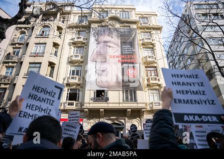 Istanbul, Türkei. 19. Januar 2022 Die Menschen gedenken dem türkisch-armenischen Journalisten Hrant Dink, wo er vor 16 Jahren getötet wurde. Kredit: Ingrid Woudwijk/Alamy Live News Stockfoto