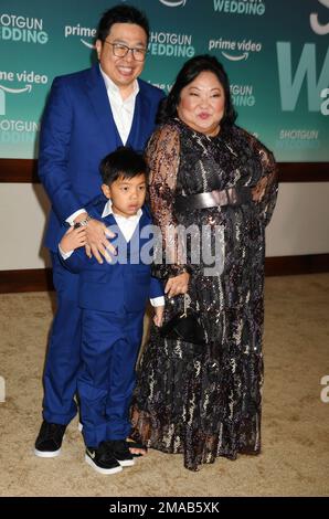 HOLLYWOOD, CA - 18. JANUAR: Selena Tan (R) und die Familie besuchen am 18. Januar 2023 im TCL Chinese Theatre in Hollywood, Kalifornien, die Premiere von „Shotgun Wedding“ von Prime Video in Los Angeles. Kredit: Jeffrey Mayer/JTMPhotos/MediaPunch Stockfoto