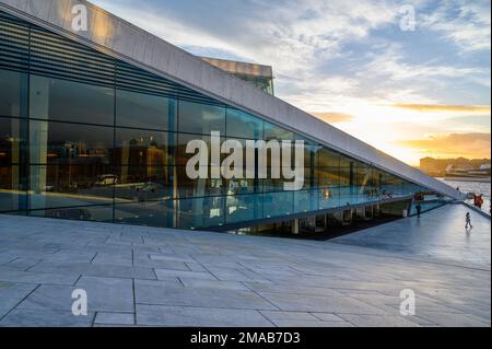 Außenansicht des modernen Opernhauses von Oslo mit Haupteingang in Bjorvika, Oslo, Norwegen. Architekten: Snøhetta. Stockfoto