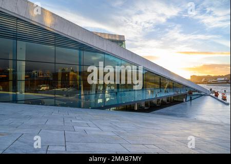 Außenansicht des modernen Opernhauses von Oslo mit Haupteingang in Bjorvika, Oslo, Norwegen. Architekten: Snøhetta. Stockfoto