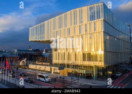 Das Äußere von Deichman Bjørvika, der öffentlichen Bibliothek im Stadtzentrum von Oslo, Norwegen. Stockfoto