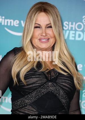 HOLLYWOOD, LOS ANGELES, KALIFORNIEN, USA - JANUAR 18: Die amerikanische Schauspielerin Jennifer Coolidge trifft am 18. Januar 2023 auf der Los Angeles Premiere von Amazon Prime Video „Shotgun Wedding“ ein, die am TCL Chinese Theatre IMAX in Hollywood, Los Angeles, Kalifornien, USA stattfindet. (Foto von Xavier Collin/Image Press Agency) Stockfoto