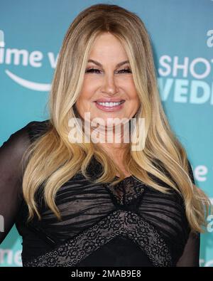 HOLLYWOOD, LOS ANGELES, KALIFORNIEN, USA - JANUAR 18: Die amerikanische Schauspielerin Jennifer Coolidge trifft am 18. Januar 2023 auf der Los Angeles Premiere von Amazon Prime Video „Shotgun Wedding“ ein, die am TCL Chinese Theatre IMAX in Hollywood, Los Angeles, Kalifornien, USA stattfindet. (Foto von Xavier Collin/Image Press Agency) Stockfoto