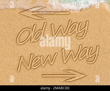 Old Way oder New Way Konzept am Sand am Strand mit dem Meer an der Küste Stockfoto