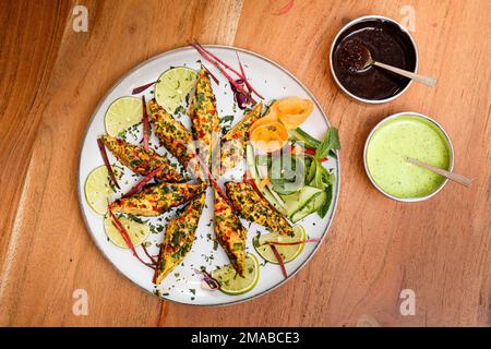 Hähnchenbrötchen nach indischem Rezept zubereitet. Stockfoto