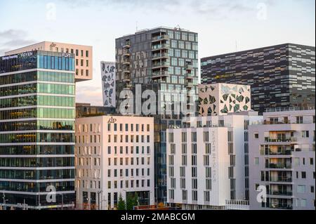 Blick vom Oslo Opera House auf die Büro- und Apartmentgebäude des Barcode Project in Bjorvika, im Zentrum von Oslo, Norwegen. Stockfoto