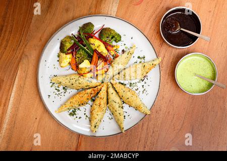 Indisches Essen. Gegrilltes Gemüse und vegetarische Brötchen. Stockfoto