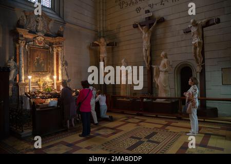 26.05.2016, Kroatien, Zagreb, Zagreb - Faithful, Kathedrale von Zagreb, Wahrzeichen und Bischofskirche der römisch-katholischen Erzdiözese von Zagreb. 00A160 Stockfoto