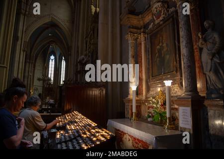 26.05.2016, Kroatien, Zagreb, Zagreb - Gläubige, Zagreb Kathedrale, Wahrzeichen und Bischofskirche der römisch-katholischen Erzdiözese von Zagreb. 00A16052 Stockfoto