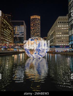 Floating Earth von Luke Jerram, Teil des Canary Wharf Winter Lights Festivals 2023, Canary Wharf Stockfoto