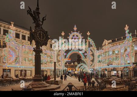 Festliche Abendbeleuchtung auf der Winter Bauman Street, Tukaya Square. Kasan, Russland. Stockfoto