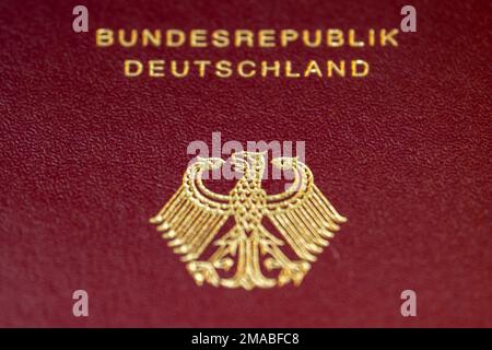 01.12.2022, Deutschland, Bremen, Bremen - deutscher biometrischer Pass. 00A221201D516CAROEX.JPG [MODELLVERSION: NICHT ZUTREFFEND, MODELLVERSION: NICHT ZUTREFFEND Stockfoto