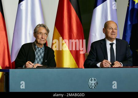 25.11.2022, Deutschland, Berlin, Berlin - französische Premierministerin Elisabeth Bore und Bundeskanzler Olaf Scholz unterzeichnen die gemeinsame Erklärung zur Energie Stockfoto