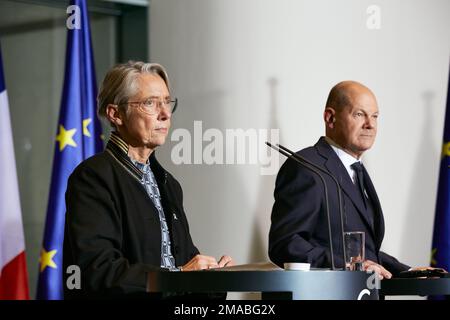 25.11.2022, Deutschland, Berlin, Berlin - Französische Premierministerin Elisabeth Borne und Bundeskanzler Olaf Scholz auf der gemeinsamen Pressekonferenz in der Cha Stockfoto