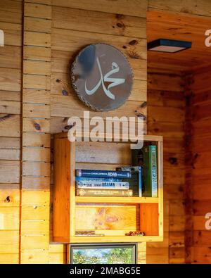 Perak, Malaysia - 19. Oktober 2022 islamische Bücher und Muhammad-Wandschild im Gebetsraum des Kuak Hill Resort in Lenggong. Stockfoto