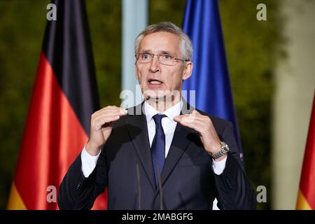 01.12.2022, Deutschland, Berlin, Berlin - NATO-Generalsekretär Jens Stoltenberg bei einer Pressekonferenz im Bundeskanzleramt. 00R2212010D051CAROEX.J Stockfoto