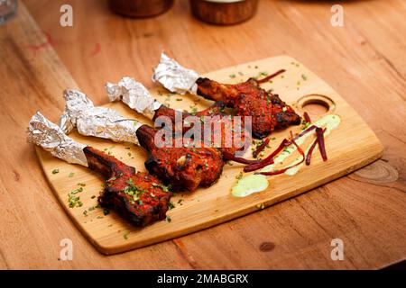 Gegrillte Lammkoteletts Mit Grüner Göttin Dippsoße Stockfoto