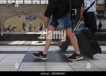 17.07.2022, Deutschland, Hansestadt Hamburg, Hamburg – Nahaufnahme: Passagiere auf einem Bahnsteig im Hauptbahnhof. 00S220717D660CAROEX.JPG [MODELL RELEA Stockfoto