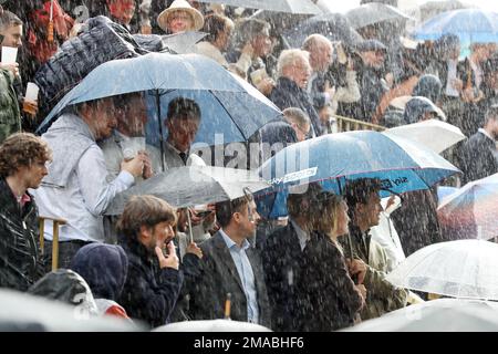 02.10.2022, Frankreich, Paris - Menschen stehen unter ihrem Schirm bei einer Veranstaltung im Freien im Regen. 00S221002D898CAROEX.JPG [MODELLVERSION: NEIN, MODELLVERSION Stockfoto