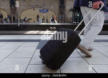 17.07.2022, Deutschland, Hansestadt Hamburg, Hamburg – Nahaufnahme: Passagiere auf einem Bahnsteig im Hauptbahnhof. 00S220717D661CAROEX.JPG [MODELL RELEA Stockfoto