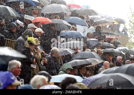 02.10.2022, Frankreich, Paris - Menschen stehen unter ihrem Schirm bei einer Veranstaltung im Freien im Regen. 00S221002D897CAROEX.JPG [MODELLVERSION: NEIN, MODELL Stockfoto