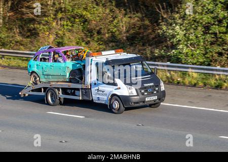 Extreme Transportation Recovery 2008 White FORD TRANSIT 100 T350Ef RWD-Lkw mit Motorsport Nr. 515 Stock Car mit Schweißtüren; Fahrt auf der Autobahn M61, Großbritannien Stockfoto