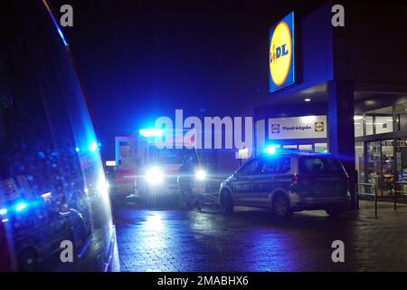 29.11.2022, Deutschland, , Berlin - St. John Krankenwagen und Polizei im Dienst nachts vor einer Abteilung des Discounter Lidl. 00S221129D685CAROEX.JPG [M Stockfoto