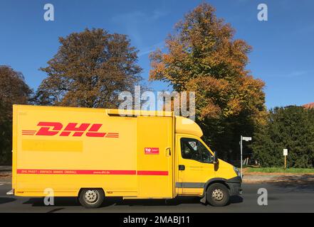 07.10.2022, Deutschland, Berlin - DHL-Lieferwagen. 00S221007D962CAROEX.JPG [MODELLVERSION: NEIN, MODELLVERSION: NEIN (c) Caro Bilder / Sorge, http://www. Stockfoto