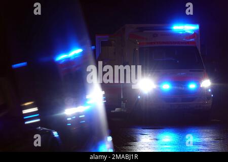 29.11.2022, Deutschland, , Berlin - St. John Krankenwagen ist nachts im Dienst. 00S221129D687CAROEX.JPG [MODELLVERSION: NEIN, MODELLVERSION: NEIN (c) Caro Bilder / S Stockfoto