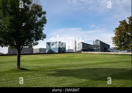 28.09.2022, Deutschland, , Berlin - Blick vom Spreebogenpark zum Berliner Hauptbahnhof und dem futuristischen 3XN Cube Berlin Gebäude am Washingtonplatz, Nor Stockfoto