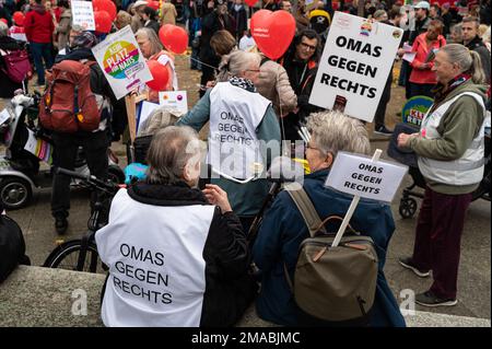 22.10.2022, Deutschland, Berlin - Grannies Against the Right zu Beginn der Protestveranstaltung solidarisch durch die Krise - Solidarity Autumn at Invali Stockfoto