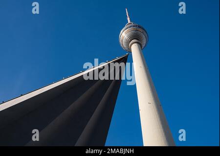 27.11.2022, Deutschland, Berlin - Blick auf den Berliner Fernsehturm am Alexanderplatz im Bezirk Mitte vor einem hellblauen Himmel. Der Fernsehturm ist o Stockfoto