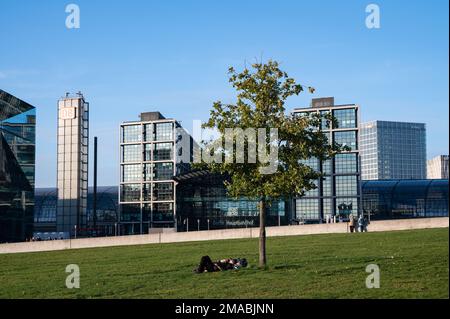 12.11.2022, Deutschland, , Berlin - Blick vom Spreebogenpark zum Berliner Hauptbahnhof am Washingtonplatz, nördlich des Flussufers Spree im Dis Stockfoto