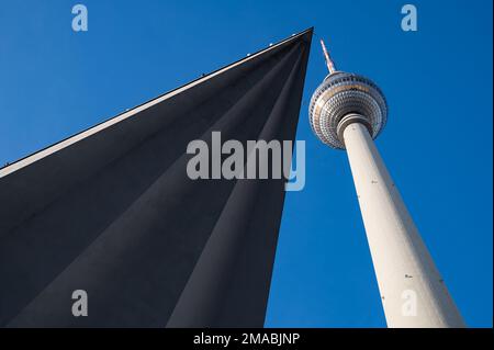 27.11.2022, Deutschland, , Berlin - Blick auf den Berliner Fernsehturm am Alexanderplatz im Bezirk Mitte vor einem hellblauen Himmel. Der Fernsehturm Stockfoto