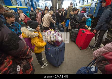 15.04.2022, Ukraine, Oblast, Lemberg - Ukrainische Kriegsflüchtlinge mit Gepäck stehen auf dem Bahnsteig im Hauptbahnhof von Lemberg. Achtung: Zur Redaktion freigegeben Stockfoto