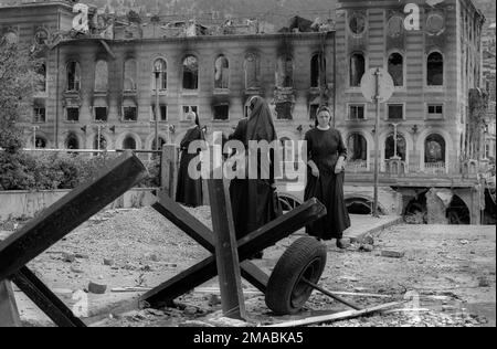 22.06.1992, Bosnien und Herzegowina, Kanton Herzegowina-Neretva, Mostar - bosnischer Krieg. Ende der ersten Belagerung von Mostar. Nonnen stehen vor dem des Stockfoto