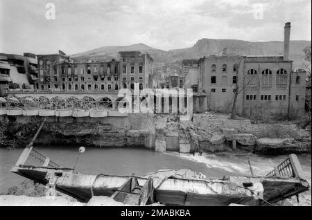 12.10.2022, Bosnien und Herzegowina, Kanton Herzegowina-Neretva, Mostar - bosnischer Krieg. Ende der ersten Belagerung von Mostar. Die zerstörte Musala-Brücke wi Stockfoto