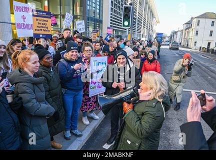 Brighton UK 19. Januar 2023 - Pat Cullen, Generalsekretär und Geschäftsführer des Royal College of Nursing (RCN), spricht heute am zweiten Tag ihres Besuchs in England vor dem Royal Sussex County Hospital in Brighton zu streikenden Krankenschwestern: Credit Simon Dack / Alamy Live News Stockfoto