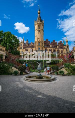 01.09.2022, Deutschland, Mecklenburg-Vorpommern, Schwerin - Schweriner Schloss am Schweriner See, Sitz des Mecklenburg-Vorpommern-Parlaments Stockfoto