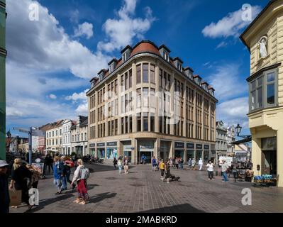 03.09.2022, Deutschland, Mecklenburg-Vorpommern, Wismar - Karstadt Warenhaus, im Jahr 1881 eröffnete Rudolph Karstadt sein erstes Geschäft in Wismar unter dem n Stockfoto