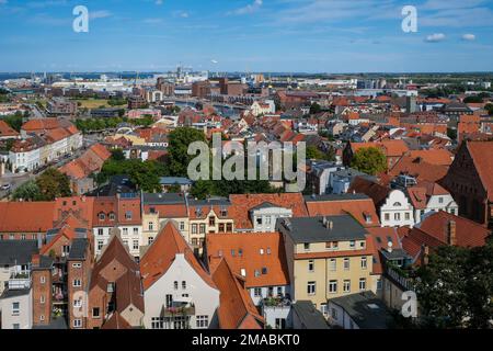 03.09.2022, Deutschland, Mecklenburg-Vorpommern, Wismar - Stadtblick, neu entwickelte Altstadt von Wismar, Hafen von Wismar im Hintergrund. 00X220903D046CAROE Stockfoto