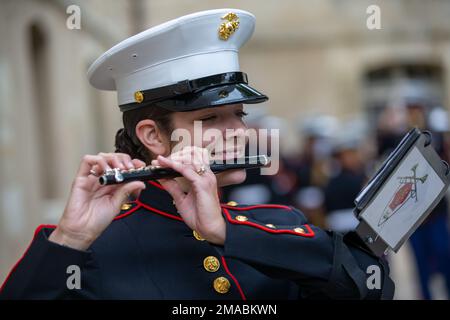 USA Claire Molohon, eine Piccolo-Instrumentalistin der 2D Marine Division Band, tritt am 24. Mai 2022 in Les Invalides in Paris auf. Der Zweck ihres Besuchs in Les Invalides war es, für die behinderten Veteranen des französischen Militärs aufzutreten, die im Krieg verwundet wurden. Stockfoto