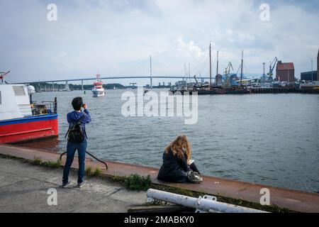 09.09.2022, Deutschland, Mecklenburg-Vorpommern, Stralsund-Stralsund-Hafen, MV Werften Wismar-Rostock-Stralsund hinten. Die Kreuzfahrtwerft Stockfoto