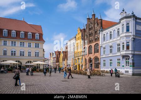 09.09.2022, Deutschland, Mecklenburg-Vorpommern, Stralsund - Alter Markt Stralsund, Zentrum der historischen Altstadt von Stralsund. 00X220909D104CARO Stockfoto