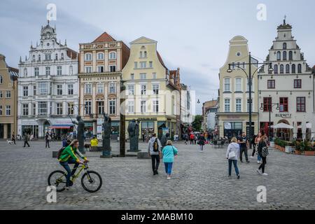 08.09.2022, Deutschland, Mecklenburg-Vorpommern, Rostock - Neuer Markt mit Moewenbrunnen, Fußgängerzone in der Altstadt, im hinteren Kroepeliner Stockfoto