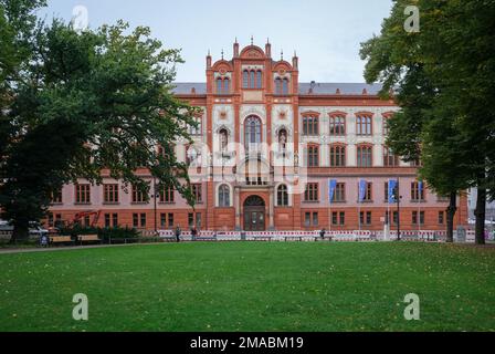 08.09.2022, Deutschland, Mecklenburg-Vorpommern, Rostock - Universität Rostock, Hauptgebäude der Universität am Universitätsplatz, Fußgängerzone Stockfoto