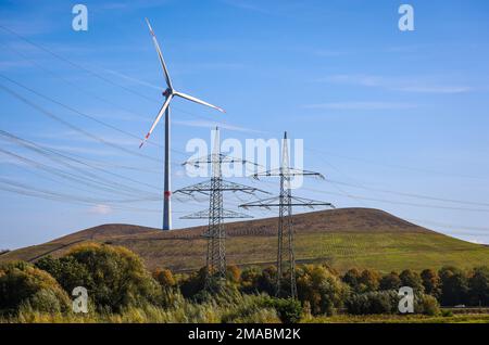 07.10.2022, Deutschland, Nordrhein-Westfalen, Gladbeck - Windturbine auf der Mottbruchhalde, ein Berghaufen in Gladbeck-Brauck. Die Nabenhöhe des Stockfoto